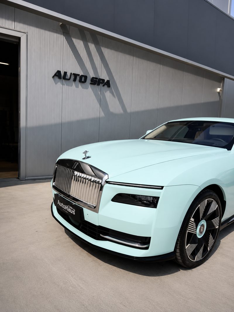 Автомобил пред входа на автомивката в комплекса на AutoHaus